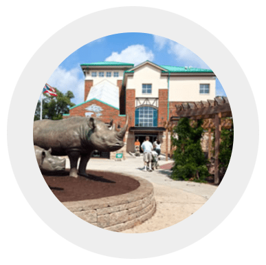 A picture of the entrance to the zoo.